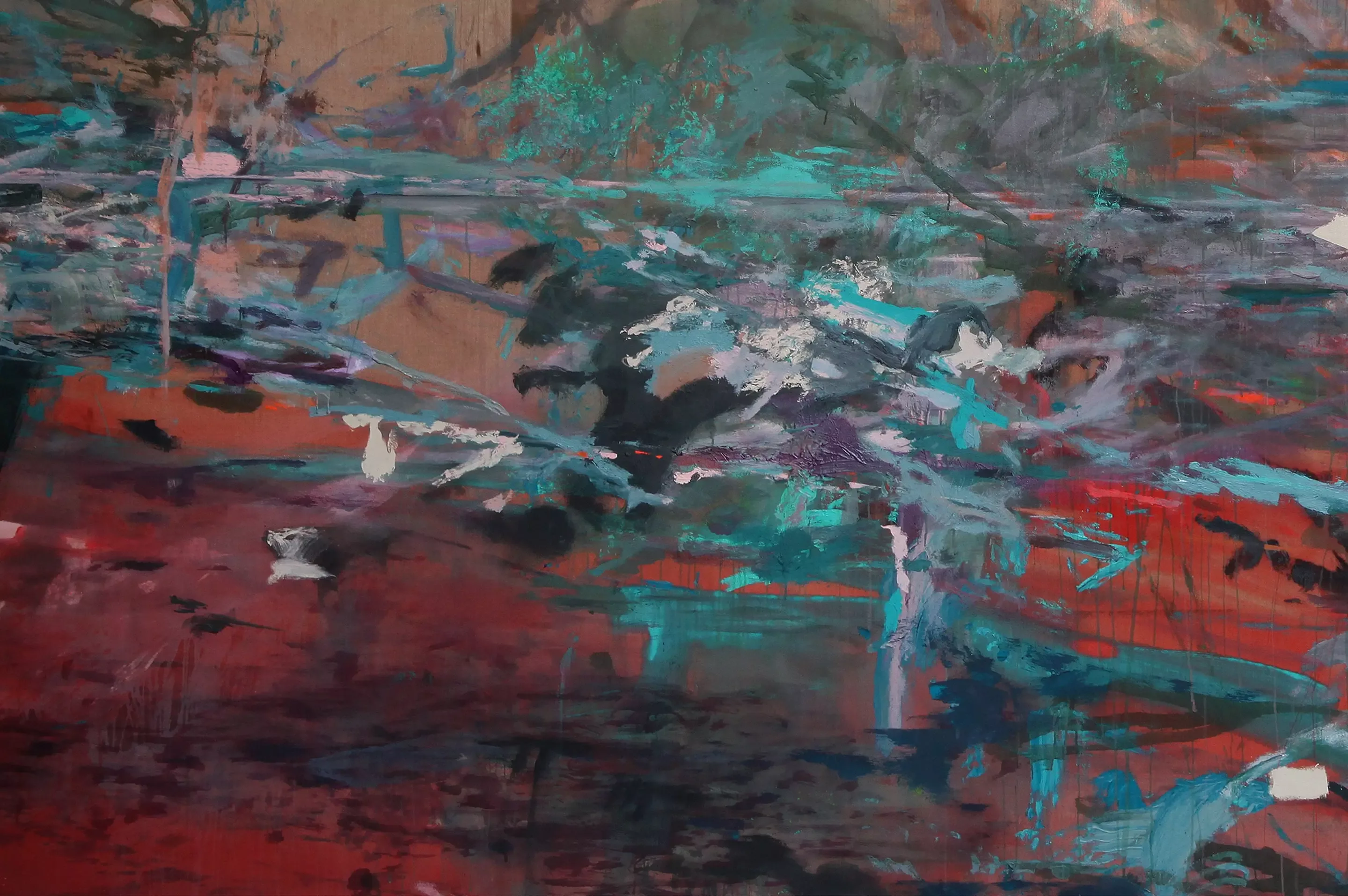 Abstraktes Gemälde mit roten, blauen und grünen Farben, die in einer dynamischen Komposition miteinander verschmelzen.